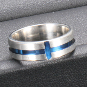 Anillo de acero de titanio de 6 mm con incrustaciones de cruz de resina epoxi azul, joyería de compromiso para mujer - Product Image 2