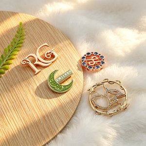 Broche en alliage de zinc, épinglette personnalisée avec logo, accessoires de bijoux en cristal et perles, fabrication OEM ODM pour costume, chemise, écharpe, sac, chapeau, faible MOQ - Product Image 4