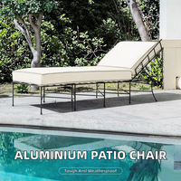 Chaise longue d'extérieur moderne et pliable, durable, avec dossier enveloppant, cadre en métal noir, coussin à bords côtelés, pour bord de piscine