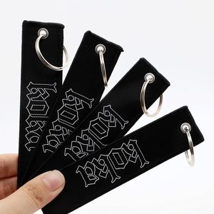 Porte-clés personnalisé style streetwear noir en forme de jet tag pour festivals de musique et événements de culture skate (vente en gros) - Product Image 1