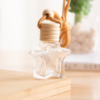 Offre Spéciale bouteille en verre suspendue de parfum de voiture de 8ml avec couvercle en bois transparent et joint de bouchon à vis en forme d'étoile élégante bouteille en verre vide