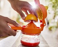 Presse-agrumes manuel avec tasse doseuse intégrée et bec verseur facile, pour oranges et citrons verts, idéal pour la cuisine