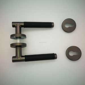 Gagang <span class=keywords><strong>Pintu</strong></span> Kulit Modern untuk Hotel & Villa - Inti Kuningan Padat Berlapis Krom dengan Pegangan Kulit Shagreen Motif Lychee - Product Image 4