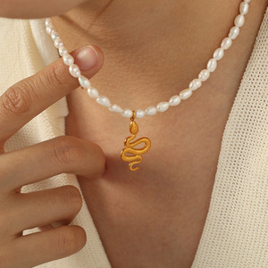 สร้อยคอไข่มุกน้ำจืดสไตล์ยุโรปอเมริกันแบบเรโทร พร้อมจี้รูปงูสีทอง ดีไซน์ซ้อนชั้น สำหรับผู้หญิง เหมาะสำหรับงานปาร์ตี้  ทำจากโลหะผสมสังกะสี - Product Image 3