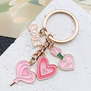 Vente en gros : Nouveaux accessoires de mode créatifs et mignons en métal rose, porte-clés en forme de fleur et de cœur, pendentif de sac à main, décoration - Product Image 2