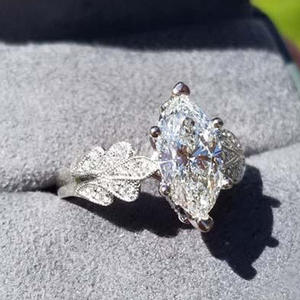 Bague de fiançailles pour femme Q491 en or blanc avec diamant taille marquise, couleur D naturelle, diamants latéraux - Product Image 6