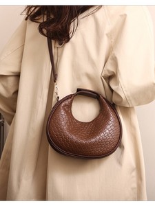 Bolsos de Mano de Piel Sintética para Mujer, Diseño de Media Luna, con Cadena, Cierre y Correa Ajustable, Venta al Por Mayor - Product Image 4