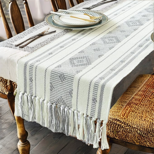 Chemin de table décoratif moderne tissé à rayures avec pompons pour la maison et l'hôtel, personnalisable, vente en gros et au détail, style Urban Village - Product Image 2