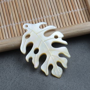 Boucles d'oreilles pendantes en coquillage blanc naturel pour femmes, style bohème, feuille et fleur, plaquées or, bijoux de vacances à la plage - Product Image 4