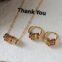 Parures de bijoux plaquées or OEM ODM avec zircon multicolore, boucles d'oreilles créoles tendance et colliers, ensembles de bijoux rétro vintage pour femmes