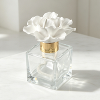 Nouvel Arrivage – Diffuseur de Parfum d'Ambiance en Céramique et Gypse, Fait Main, avec Fleurs en Porcelaine, Bouteille en Verre 100ML, Huile Essentielle et Bâtonnets en Rotin