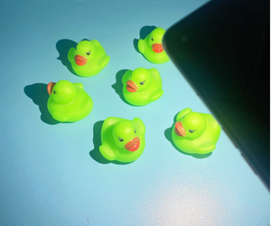 Ánh sáng trong bóng tối cao su vịt kêu cót két ánh sáng lên cao su vịt Mini Glow đồ chơi ánh sáng lên vịt cho bữa tiệc sinh nhật - Product Image 2