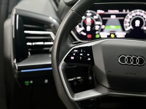 <span class=keywords><strong>Audi</strong></span> Q4 E-tron 40 SUV électrique d'occasion 2024, longue autonomie, véhicule électrique intelligent, prêt à l'exportation, gris sur noir - Product Image 2