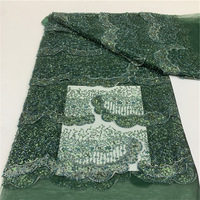Tissu brodé de fleurs perlées pour robes de mariée et robes de soirée