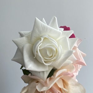 Hesper 3D Hauteur Qualité Real Touch Artificielle Dia 12cm Roses Fleurs avec Tige Latex Faux Real Touch Latex Rose Fleur - Product Image 6