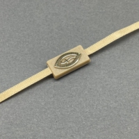 Étiquettes suspendues en corde plastique écologique avec logo et couleur personnalisés pour la fixation des vêtements - Étiquettes suspendues permanentes LEADER DL0016 Gaufrées/Estampées