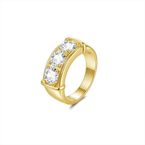 Bague de fiançailles pour femme en or jaune avec trois pierres de moissanite taille brillant ronde, sertie à griffes, style classique - Product Image 1