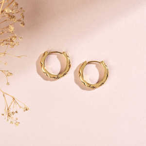 Vente en gros de boucles d'oreilles créoles en laiton tendance haut de gamme en or 18 carats plaqué argent et rhodium pour les mariages et l'utilisation de symboles chrétiens - Product Image 3