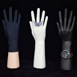 ساعة يد رجالية بيضاء يد نسائية واقعية خواتم عرض يدوي للمجوهرات - Product Image 4