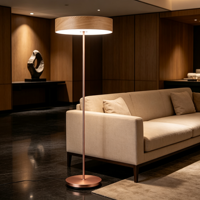 Lampe sur pied moderne à effet bois, finition or rose, avec base ronde en métal, design minimaliste pour salon