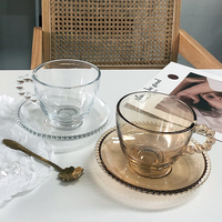 Tasse à café en verre avec poignée de perle et soucoupe