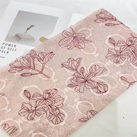 Tissu en crêpe de soie rose bicolore brodé avec accessoire foulard triangulaire et bordure en guipure pour robe