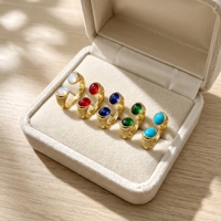Bague ouverte large en cuivre plaqué or, torsadée, avec deux pierres ovales CZ colorées, idéale pour les fêtes et le quotidien