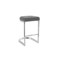 Tabouret de bar contemporain et confortable avec assise rembourrée et structure chromée antirouille pour cuisine et bar.