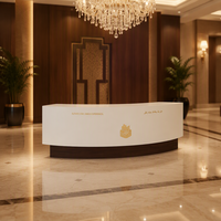 Bureau de réception haut de gamme personnalisé en surface solide blanche avec logo sérigraphié en métal et bois pour hôtel, bureau, hall d'entrée