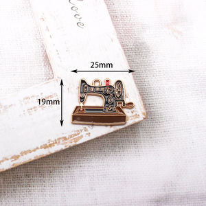 Pendentif Breloque Personnalisé de Haute Qualité, Style Vintage Minimaliste, Motif Enveloppe Tetragrammaton, pour Ensembles de Mode avec Logo Métallique, Vente en Gros - Product Image 3