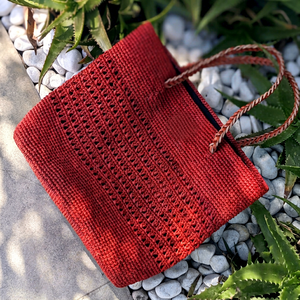 Sac fourre-tout pliable en paille tressée rouge fait main avec deux poignées et doublure en polyester à pompons, sac de plage et de voyage pour femme - Product Image 4