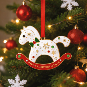 Décoration de Noël pour bébé, cheval à bascule, plaqué or, émail, strass, métal, à suspendre à l'arbre de Noël - Product Image 1