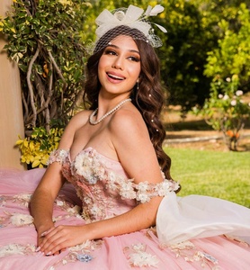 Mumuleo Robes de Quinceanera roses à épaules décolletées avec décolleté en cœur et appliques en dentelle avec fleurs multicolores - Product Image 4