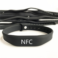 Bracelet connecté en silicone personnalisé avec logo imprimé, carte d'accès RFID 13,56 MHz NFC, étanche/résistant aux intempéries, pour réseaux sociaux