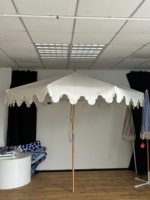 Parasol de jardin rond Premium 9' en coton Portofino avec franges, cadre inclinable en aluminium antirouille, parasol de marché avec bordure blanche festonnée