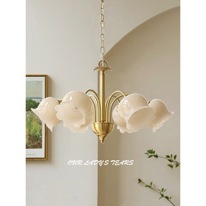 โคมไฟระย้าสไตล์อเมริกันมินิมอล ลิลลี่วัลเล่ย์ ทำจากทองแดงทั้งชิ้น ดีไซน์ย้อนยุคแบบฝรั่งเศส ให้แสงอบอุ่นหรูหรา เหมาะสำหรับห้องนั่งเล่น - Product Image 1