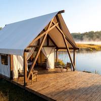 Maison triangulaire en toile isolée quatre saisons de 40 m², structure en bois lamellé-collé, doublure personnalisée et salle de bain disponibles