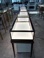 Vitrine de présentation de bijoux moderne et luxueuse, personnalisée, avec éclairage LED, respectueuse de l'environnement, avec comptoir en verre trempé et rangement