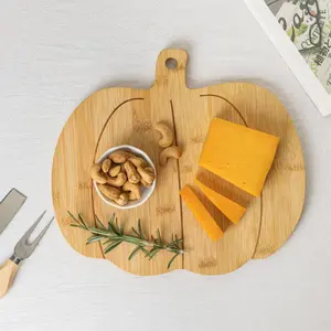 रसोई आपूर्तिकर्ताओं के लिए नया डिजाइन कस्टम कद्दू आकार लकड़ी बांस काटने बोर्ड लकड़ी काटने