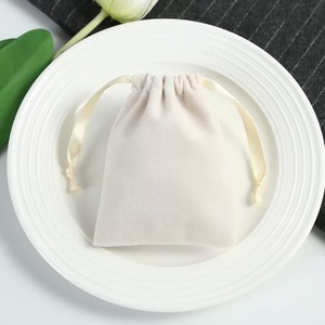 Pochette en velours personnalisée avec cordon de serrage et ruban en satin, sac cadeau multicolore doux pour l'emballage d'huiles essentielles, de savons et de cosmétiques - Product Image 5