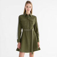 Robe chemise femme vert olive, col pointu, manches longues, boutonnée, ceinturée, poches à rabat, bande contrastante, personnalisable, vente en gros