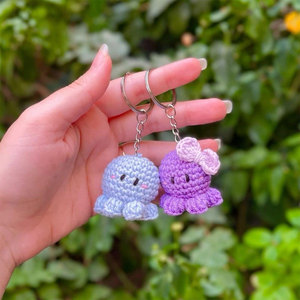 Llavero de pulpo de ganchillo, bonito colgante de peluche con forma de animal, diseño redondo con lazo blanco para bolso o mosquetón - Product Image 4