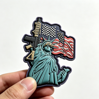 Patch 3D en PVC moulé sur mesure, logo en caoutchouc souple en relief, badge auto-agrippant pour vestes, vêtements et articles d'extérieur