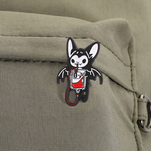 Pin de solapa Dark Bat, diseño único, broche esmaltado de criatura gótica con bolsa de sangre, insignia decorativa para ropa y bolsos - Product Image 4