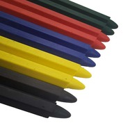 Crayons industriels écologiques jaunes, rouges, bleus, noirs, verts, marqueurs de peinture, crayons de construction pour projets durables