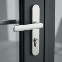 Porte à battant extérieur avec configurations de cadre personnalisées, coins mitrés et joint d'étanchéité pour bâtiments commerciaux et résidentiels