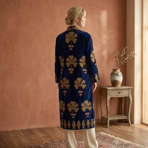 Abrigo de terciopelo Suzani bordado a mano para mujer, azul dorado con motivos florales y de peces, chaqueta larga tipo kimono, estilo bohemio para invierno. - Product Image 6