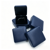 Boîte à bijoux carrée en cuir PU, logo personnalisé, bleu marine, boîte d'emballage cadeau pour pièces de monnaie, pendentifs, bagues, colliers, étui de rangement pour bijoux