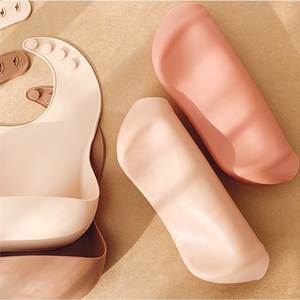 ODM OEM <span class=keywords><strong>Bavoir</strong></span> en silicone écologique antibactérien pour bébé, cadeau de naissance, simple couche, poche large, <span class=keywords><strong>bouton</strong></span>-<span class=keywords><strong>pression</strong></span>, 6-36 mois, facile pour tout-petit - Product Image 4