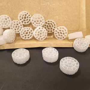 وسائط ترشيح عالية الكفاءة من البولي إيثيلين عالي الكثافة <span class=keywords><strong>K1</strong></span>، <span class=keywords><strong>K3</strong></span>، K4، K5 لأنظمة ترشيح محطات معالجة مياه الصرف الصحي، وحامل غشاء حيوي لنظام التهوية MBBR - Product Image 1